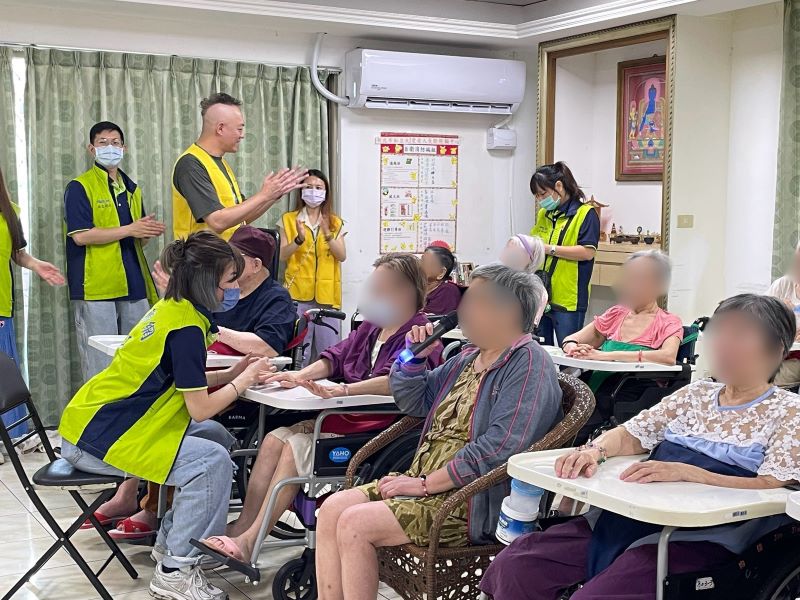 《圖說》華電聯網積極參與新北市高齡友善與社會共融推動,日前到新北市私立天愛老人長期照顧中心進行「歲月靜好,幸福相伴」關懷活動。〈社會局提供〉