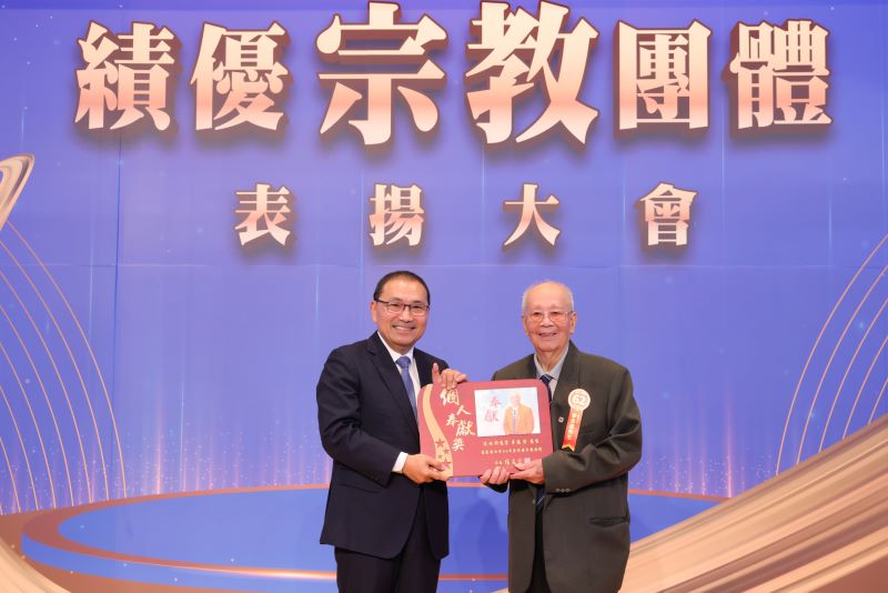 《圖說》最年長者為92歲淡水行忠宮總幹事李忠清,早年負責宮務及祭典事務,現高齡仍每日清晨至廟中敬茶奉香,展現堅定奉獻精神。〈民政局提供〉