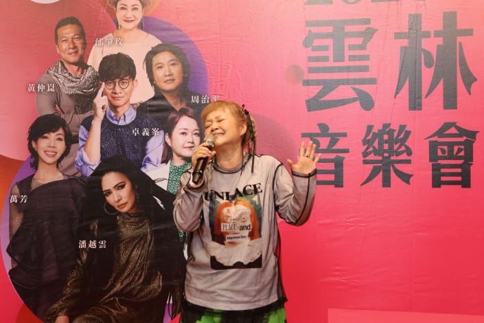 「娃娃」金智娟獻唱經典歌曲《河堤上的傻瓜》，提前為音樂會揭開序幕。