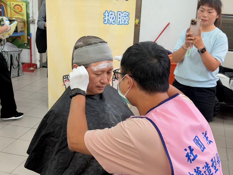 《圖說》新北勞工局長陳瑞嘉體驗挽臉。〈勞工局提供〉
